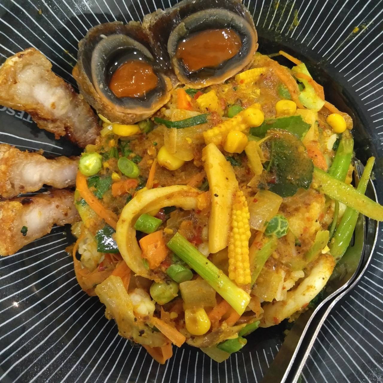 ผัดเครื่องแกงผักรวมไข่เยี่ยวม้าราดข้าว