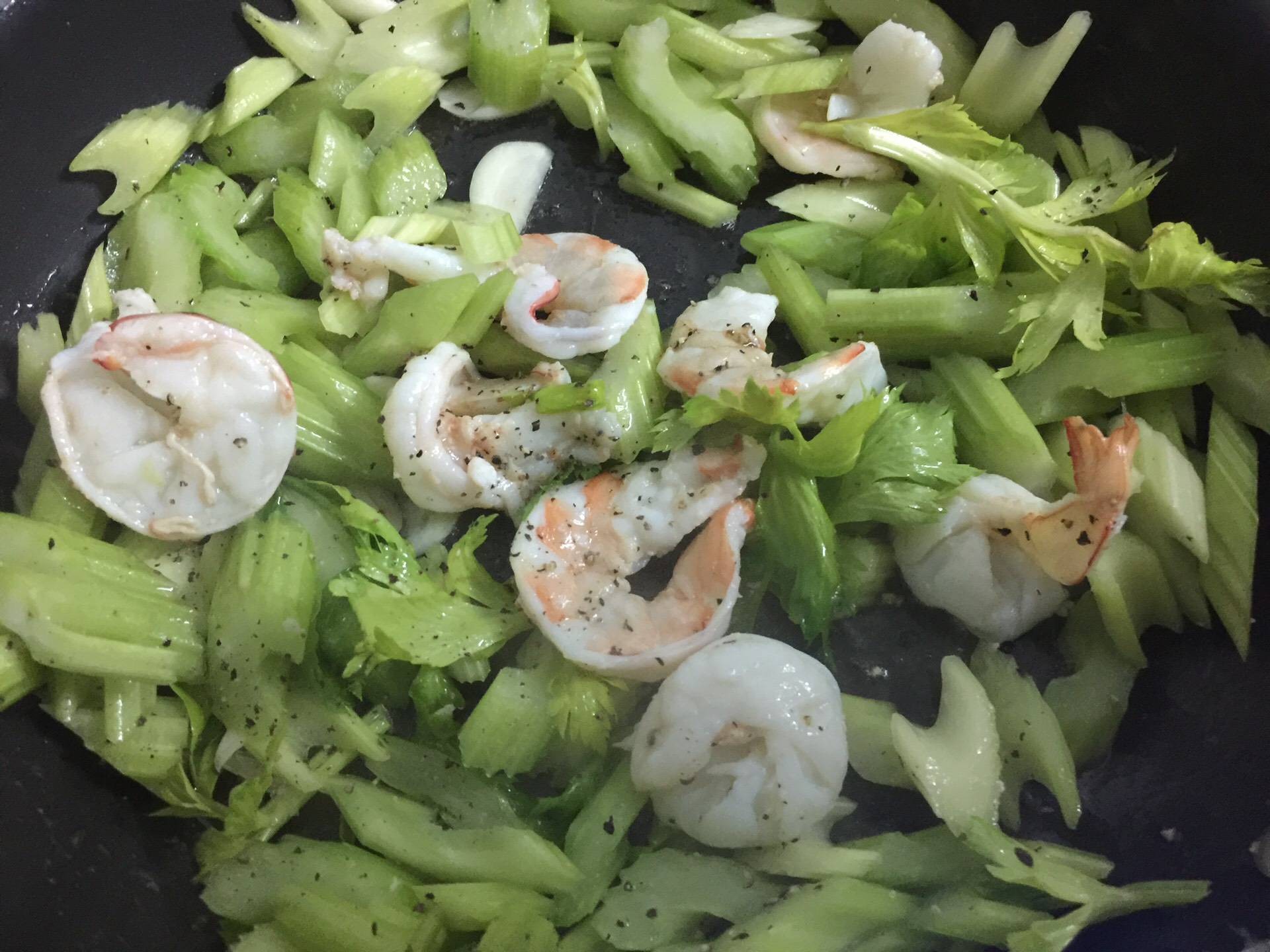 กุ้งลายเสือผัดเซเลอรี่