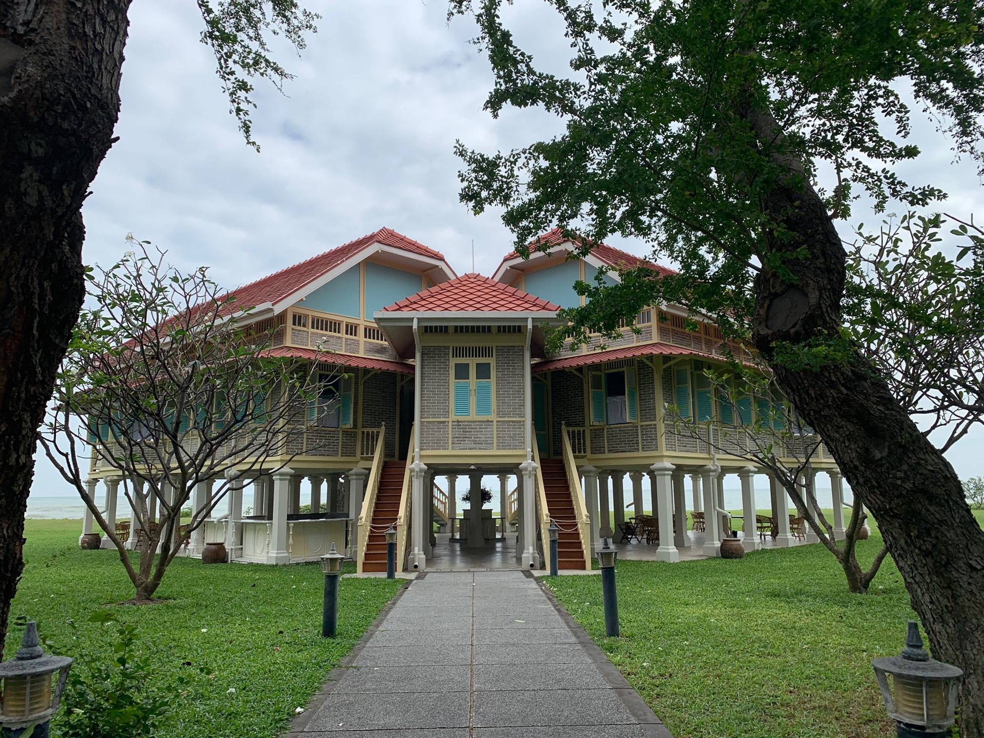 พระราชนิเวศน์มฤคทายวัน