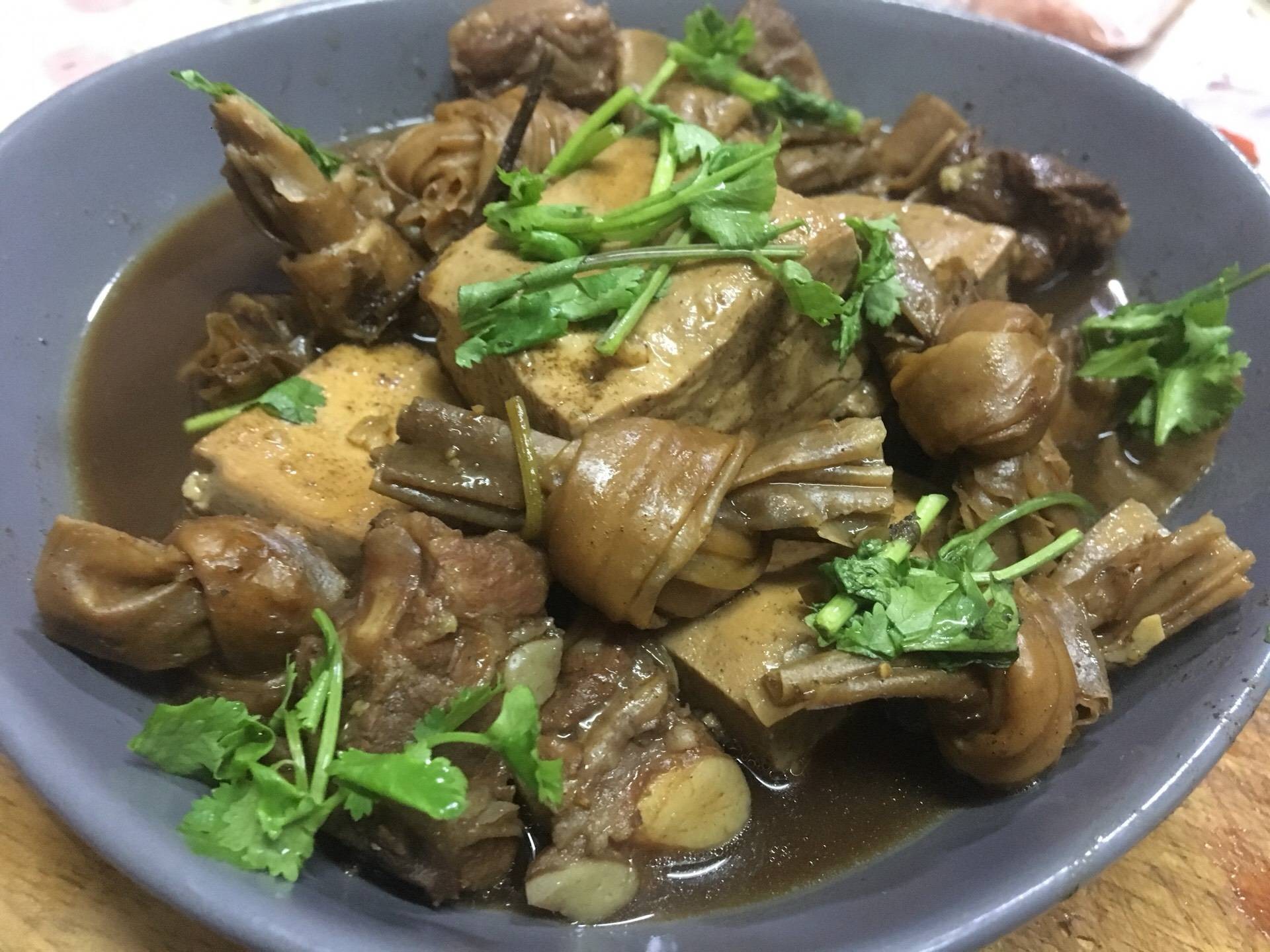 พะโล้เต้าหู้กระดูกอ่อน