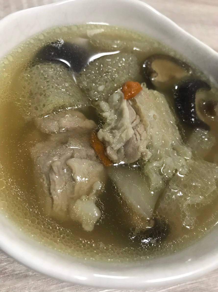 กระดูกอ่อนตุ๋นเยื่อไผ่(braised pork spare ribs with bamboo lining)