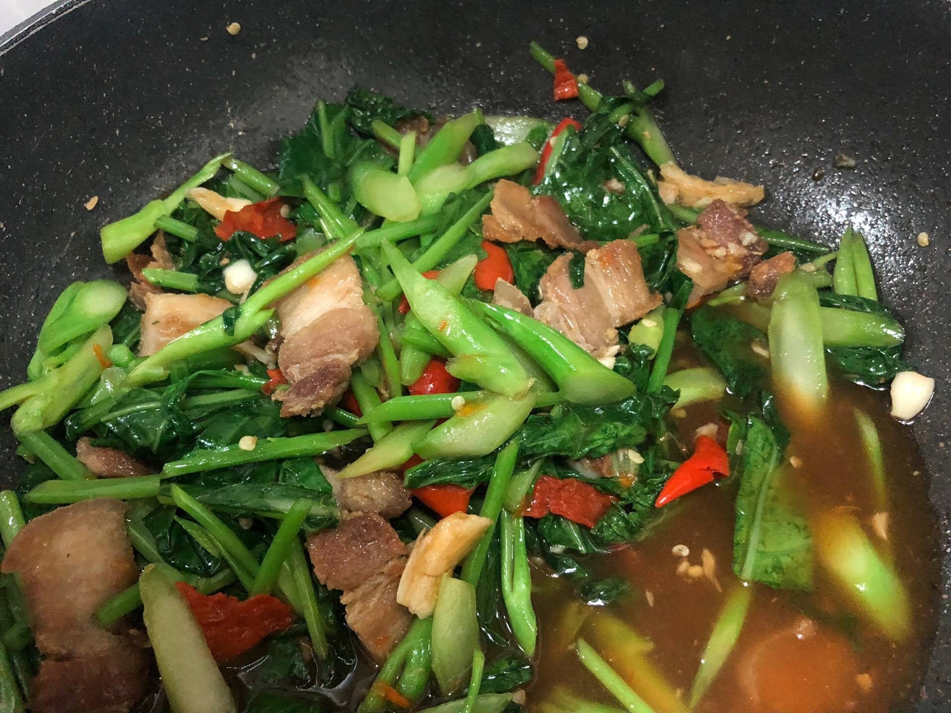 ผัดคะน้าหมู 