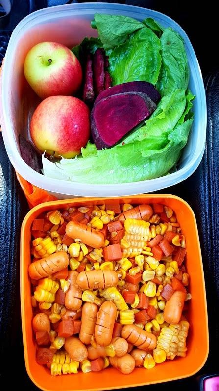 ผัดไส้กรอกคอกเทลใส่ข้าวโพดแครอท