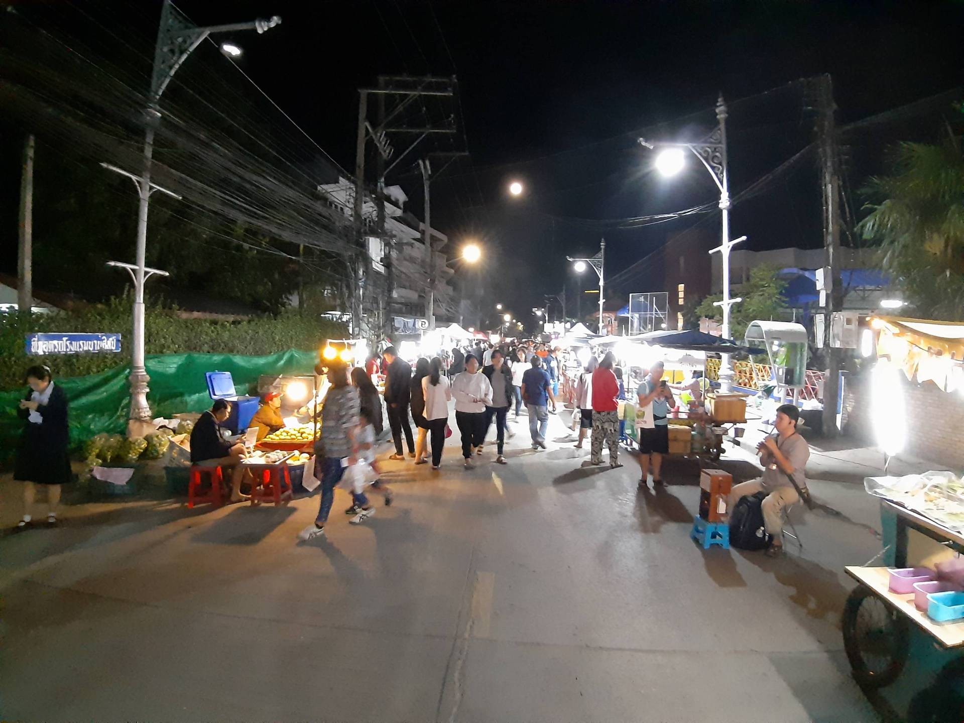 ถนนคนม่วน