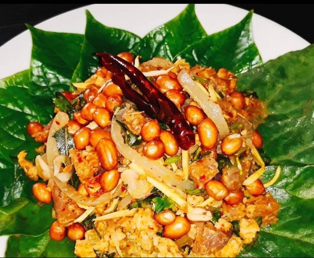 ยำข้าวทอดแหนมคลุก