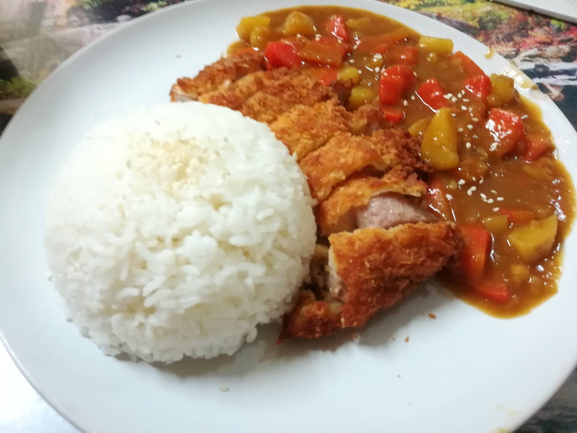 ข้าวแกงกะหรี่หมูทอดทงคัตสึ