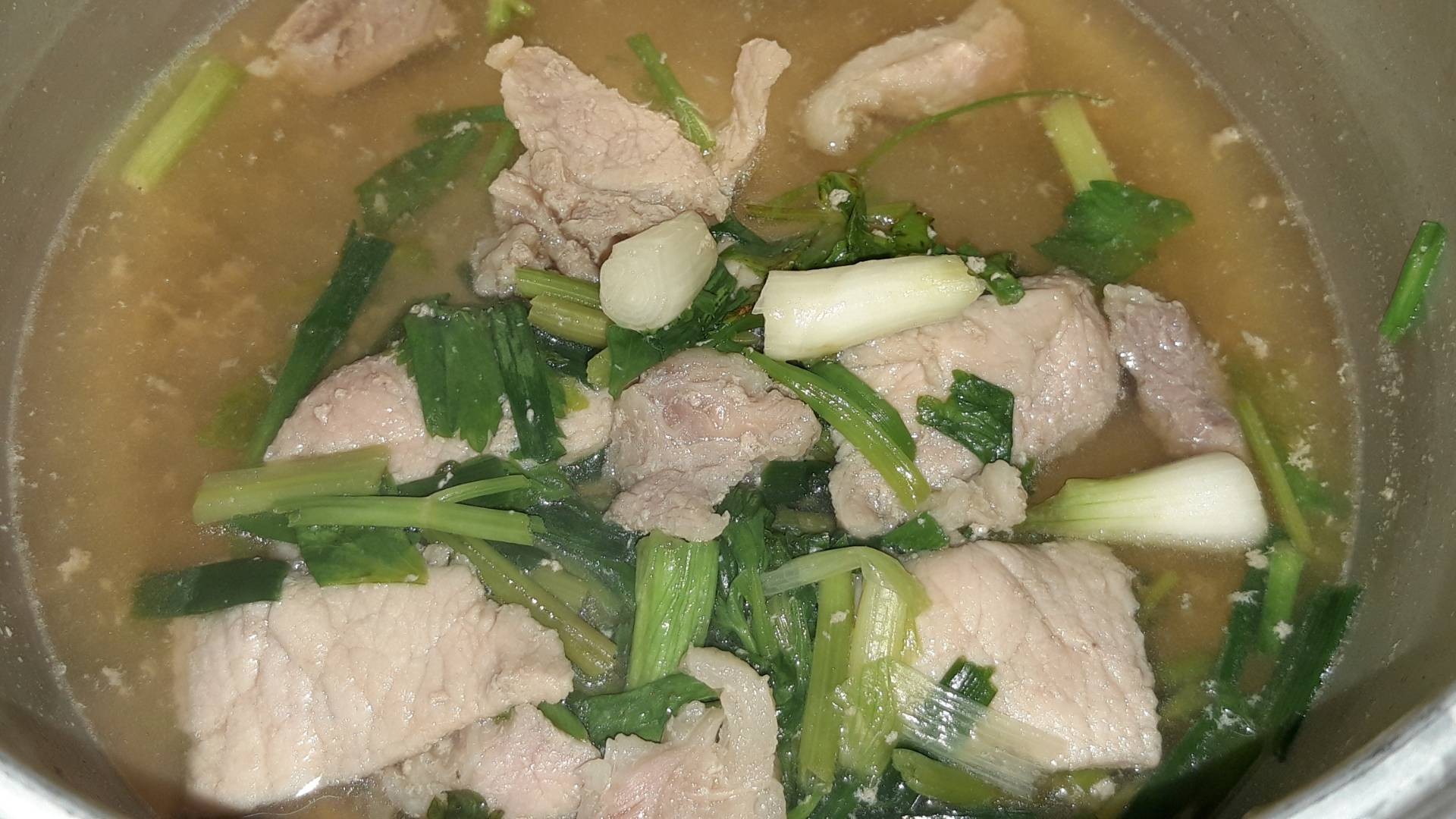 หมูผัดต้นหอมและคื่นช่าย