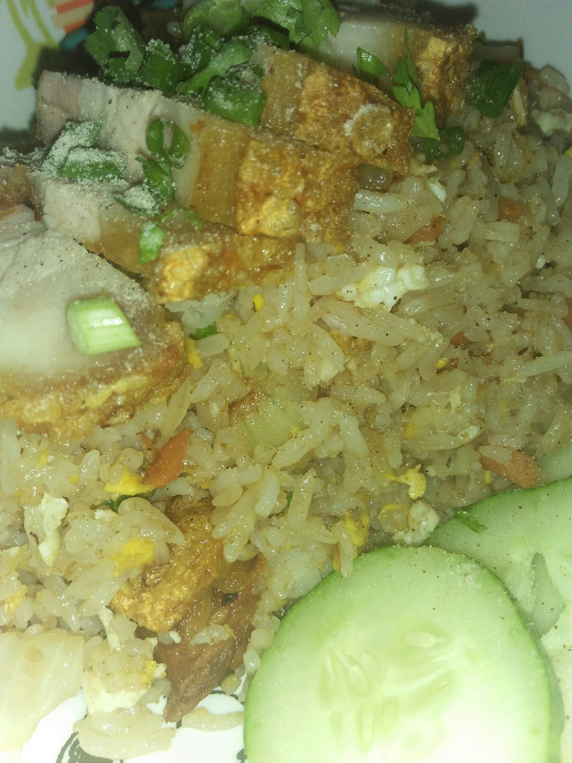ข้าวผัดหมูกรอบ