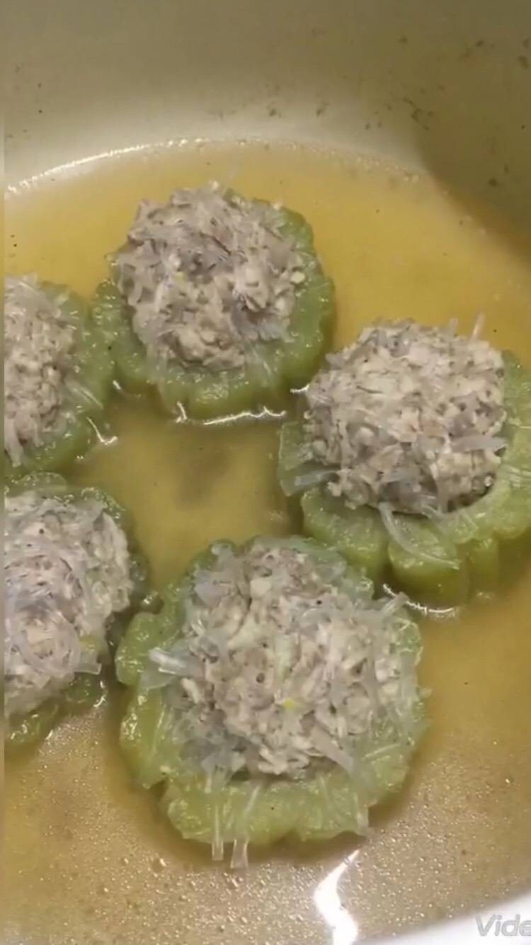 ต้มจืดมะระยัดไส้หมูเงาะ