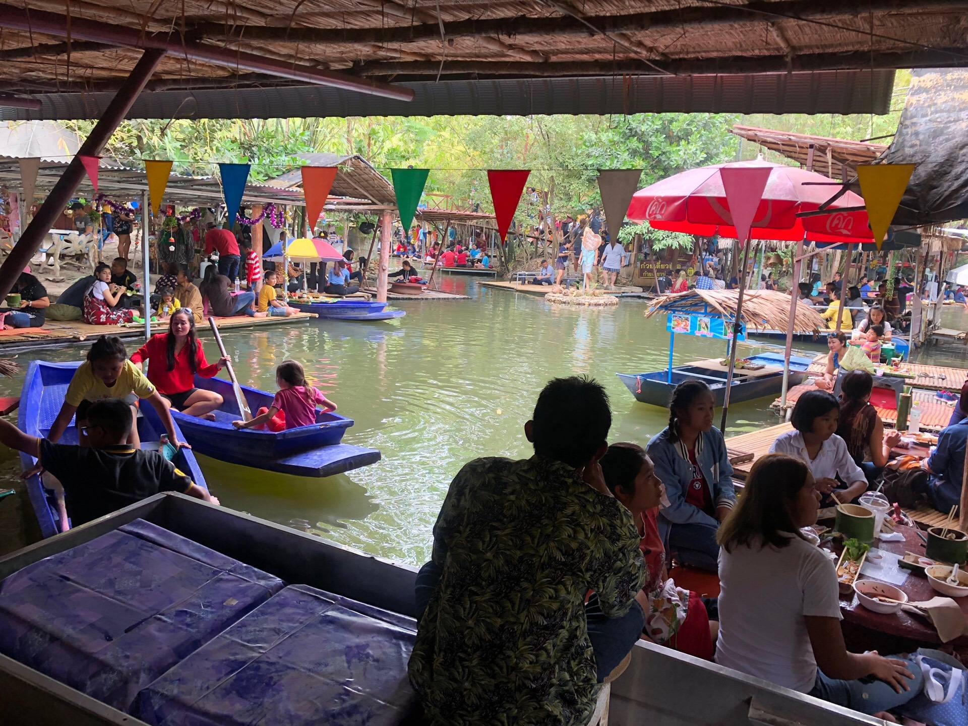 ตลาดน้ำกลางป่าบนน้ำตกกวางโจว