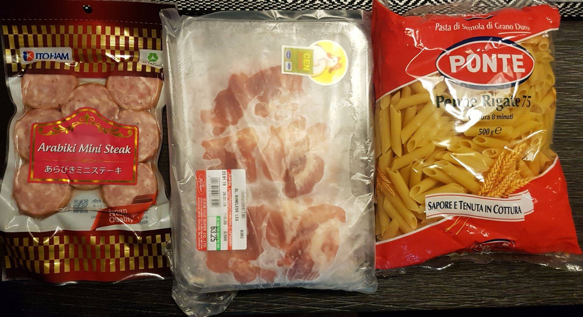 เพนเน่ซอสมะเขือเทศกับแฮมและผักโขม