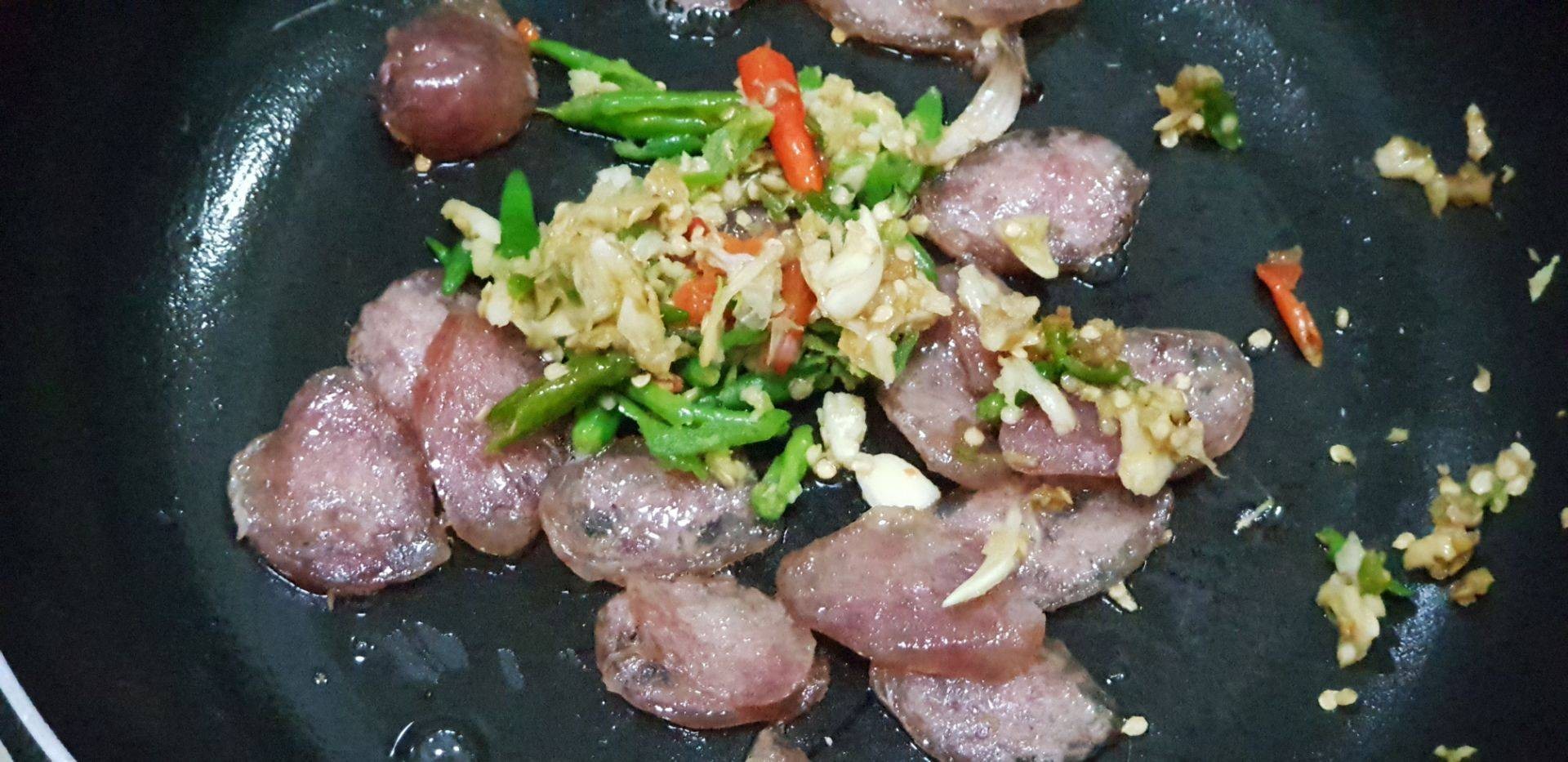 ข้าวผัดกระเพรากุนเชียงไข่ดาว
