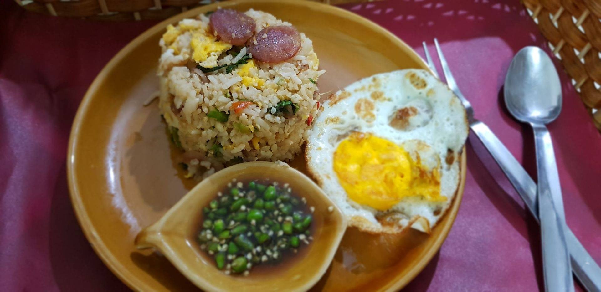 ข้าวผัดกระเพรากุนเชียงไข่ดาว