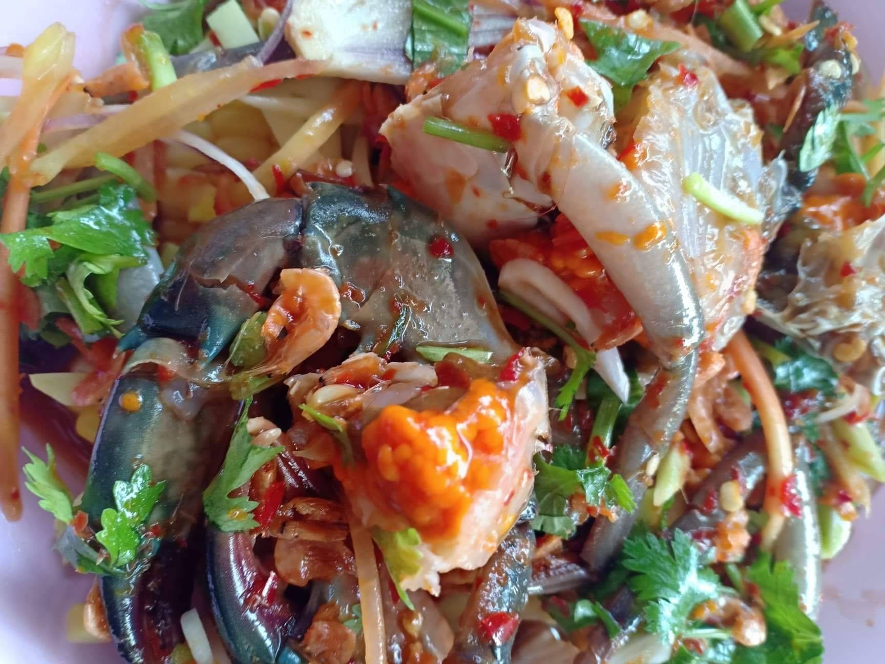 ยำม่วงโพด ปูไข่