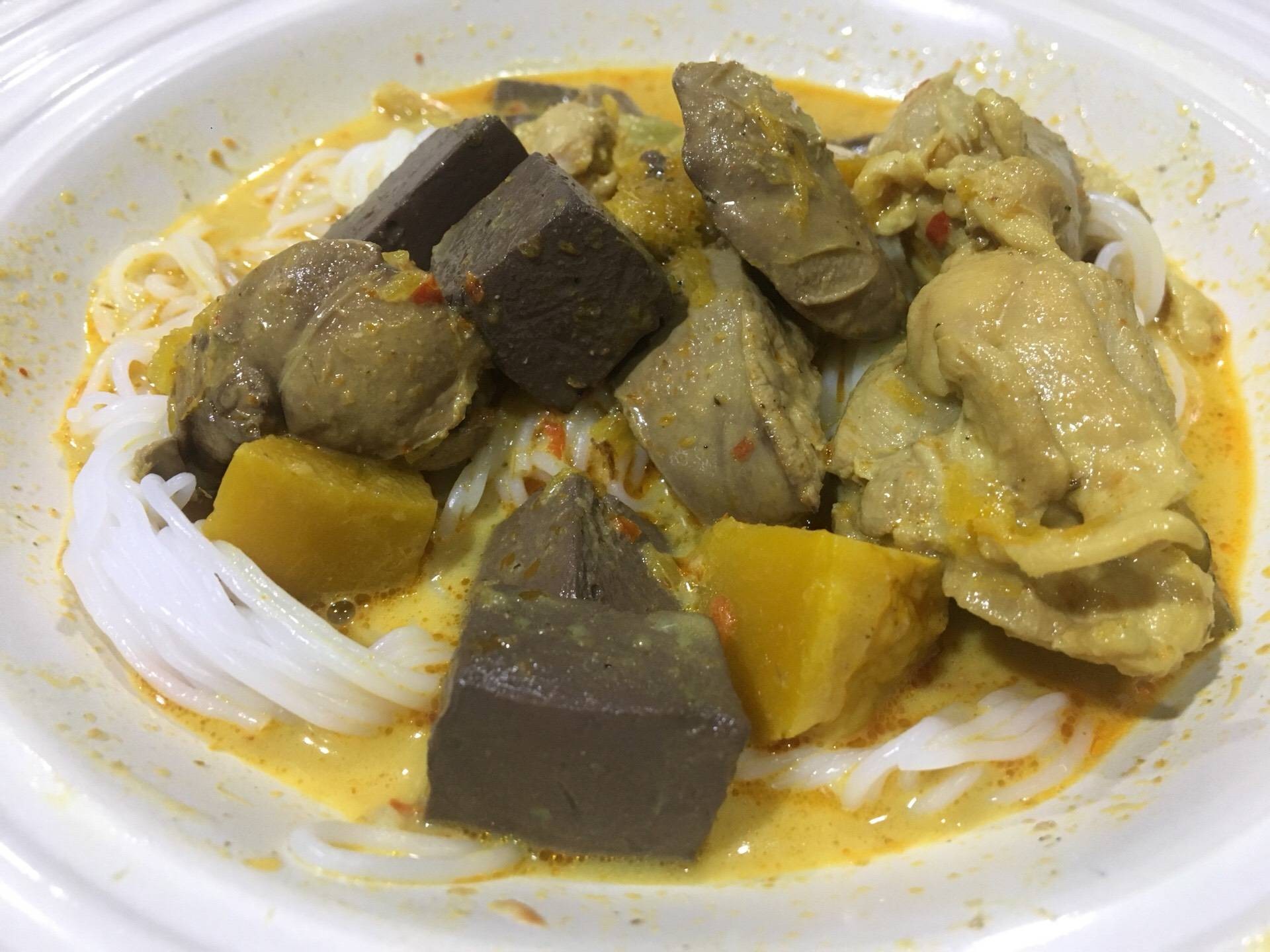 ขนมจีนแกงใต้ไก่ฟักทอง