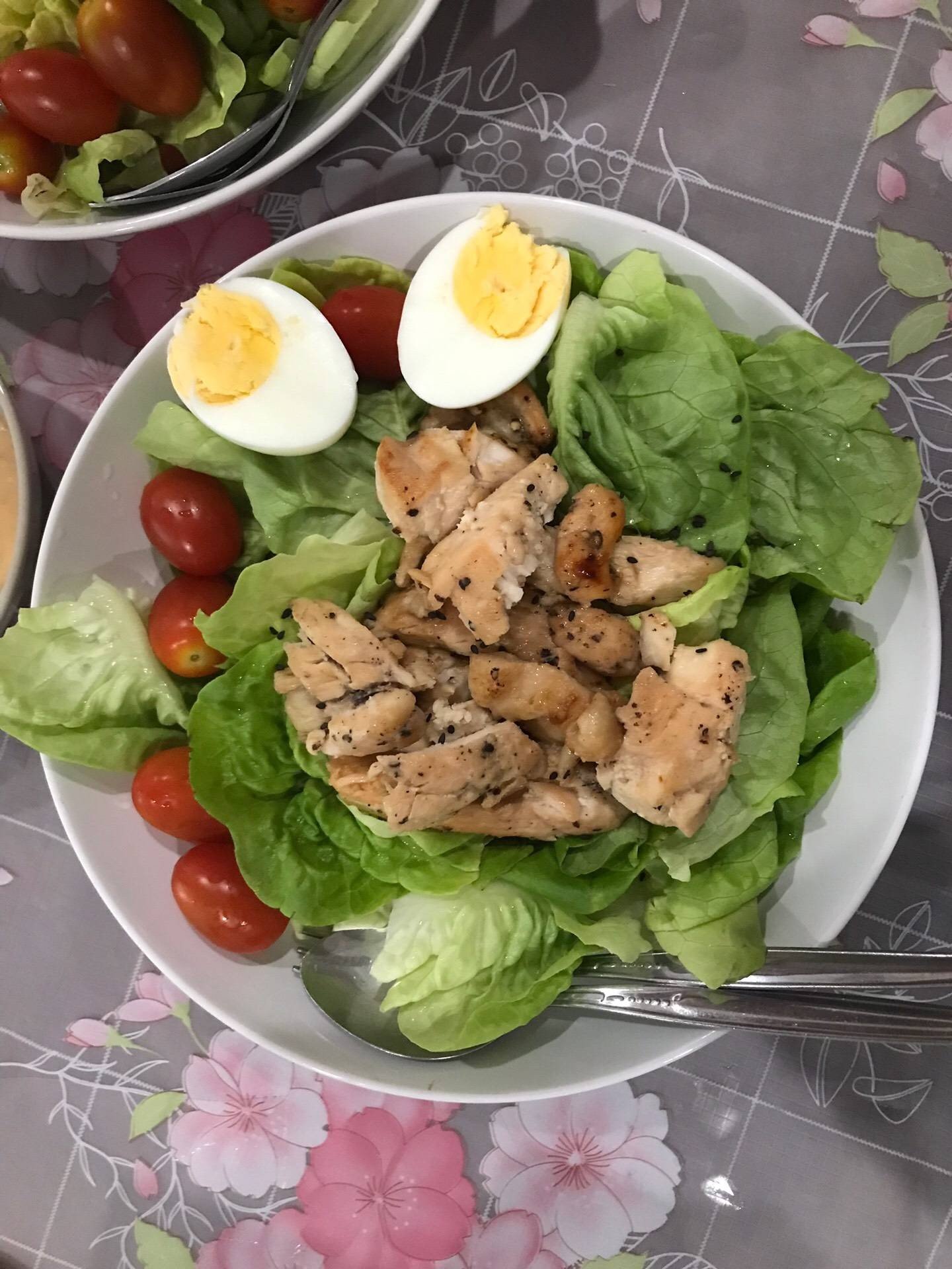 สลัดอกไก่ย่างพริกไทยดำคลีน