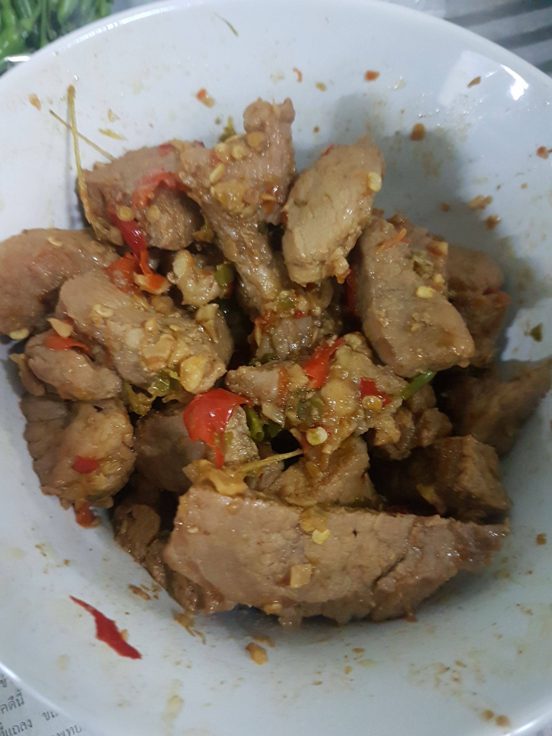 สันคอหมูผัดพริกเกลือ