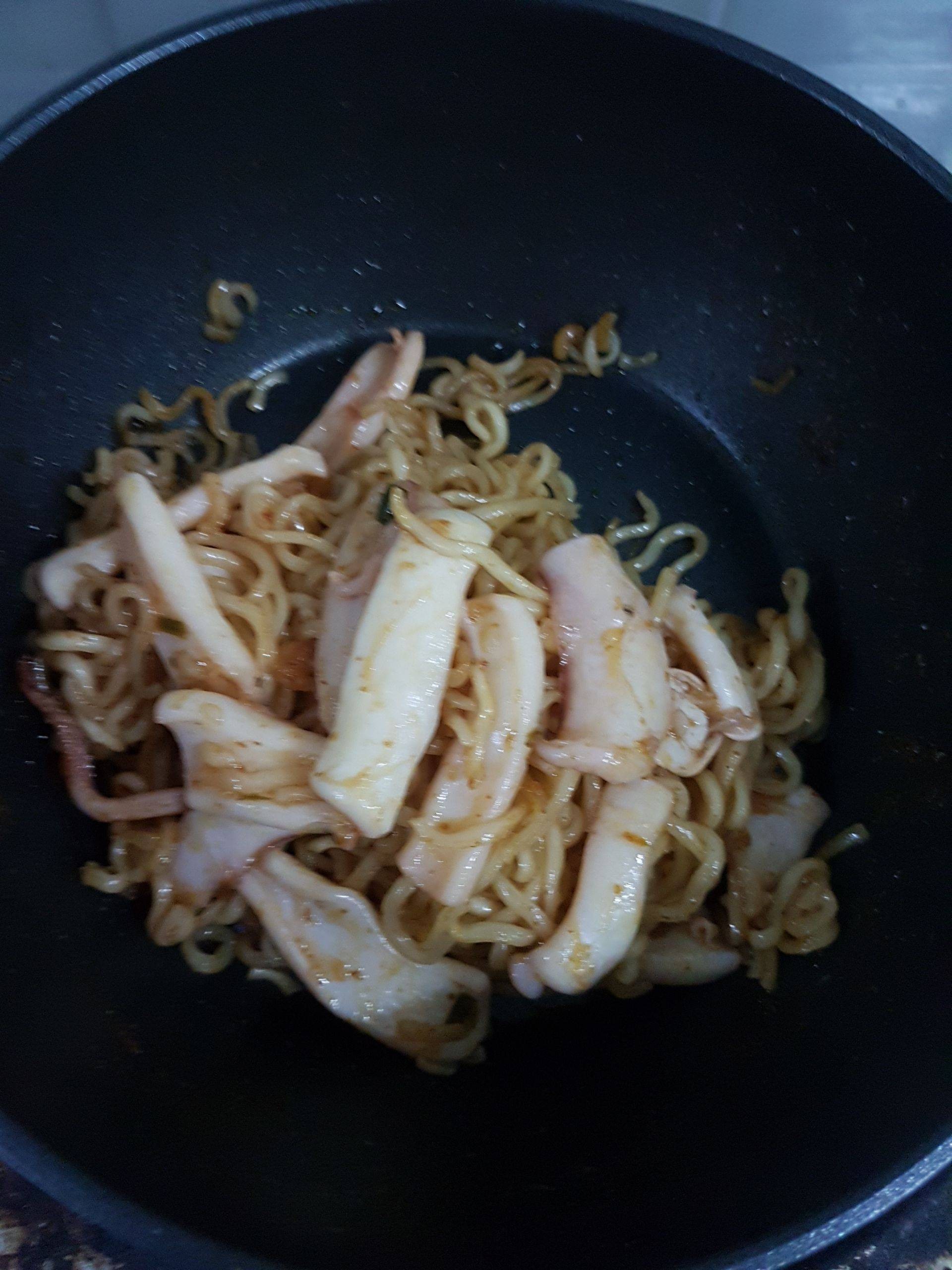 หมึกแดดเดียวผัดมาม่า ok รสต้มยำ