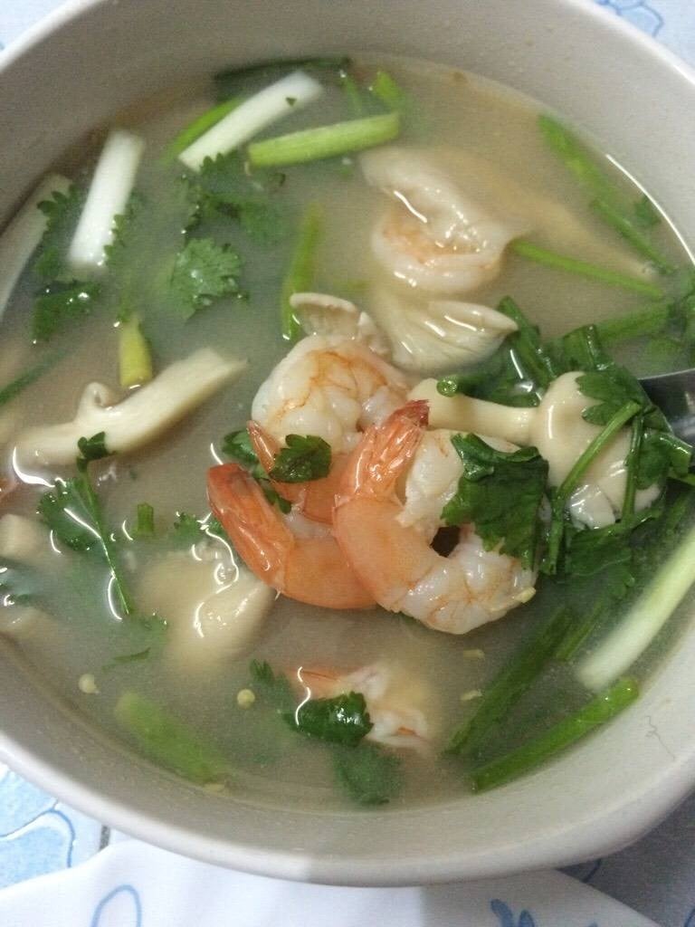ต้มยำยำกุ้งน้ำใส