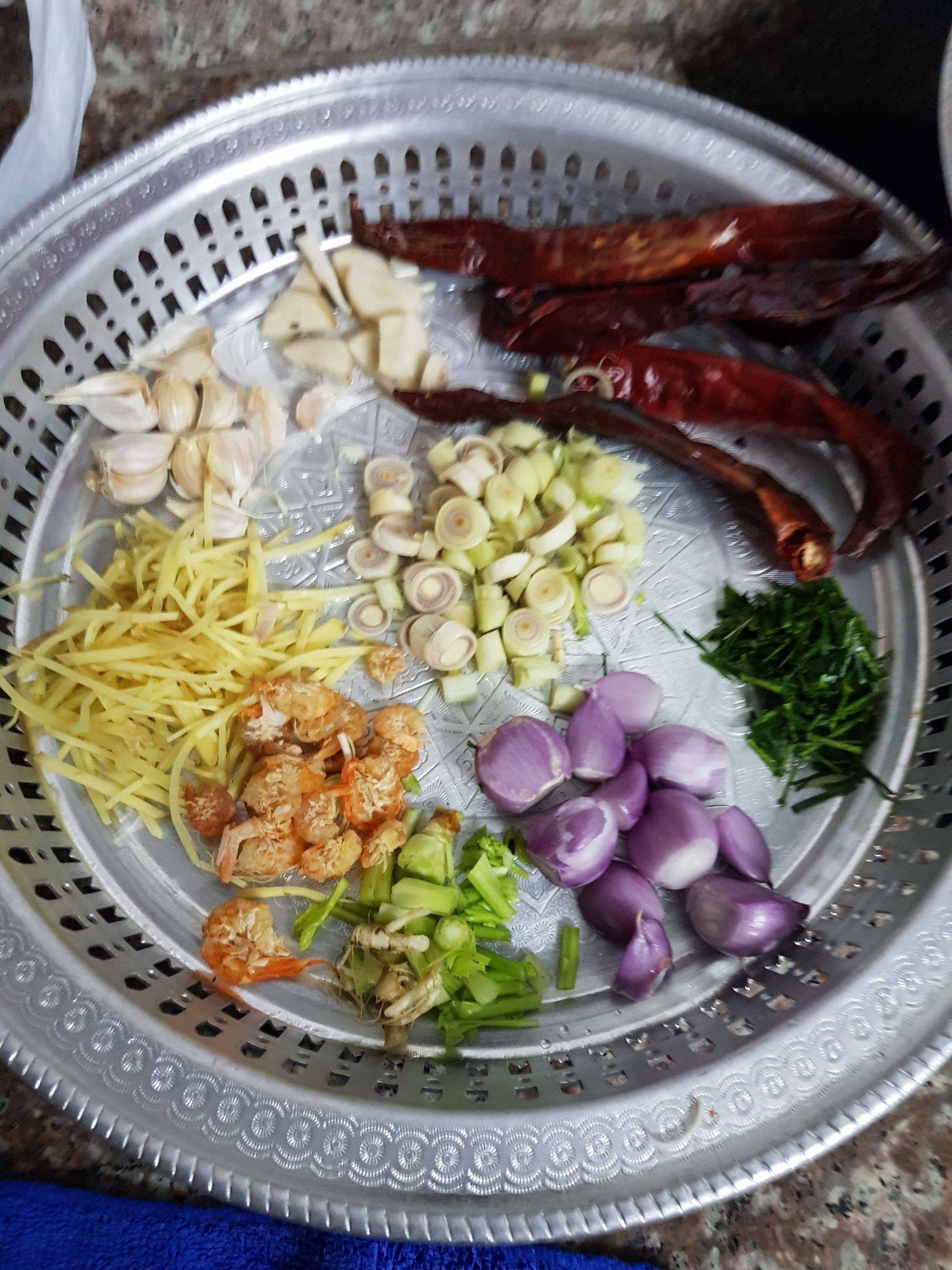 กากหมูถั่วแขกผัดขิง