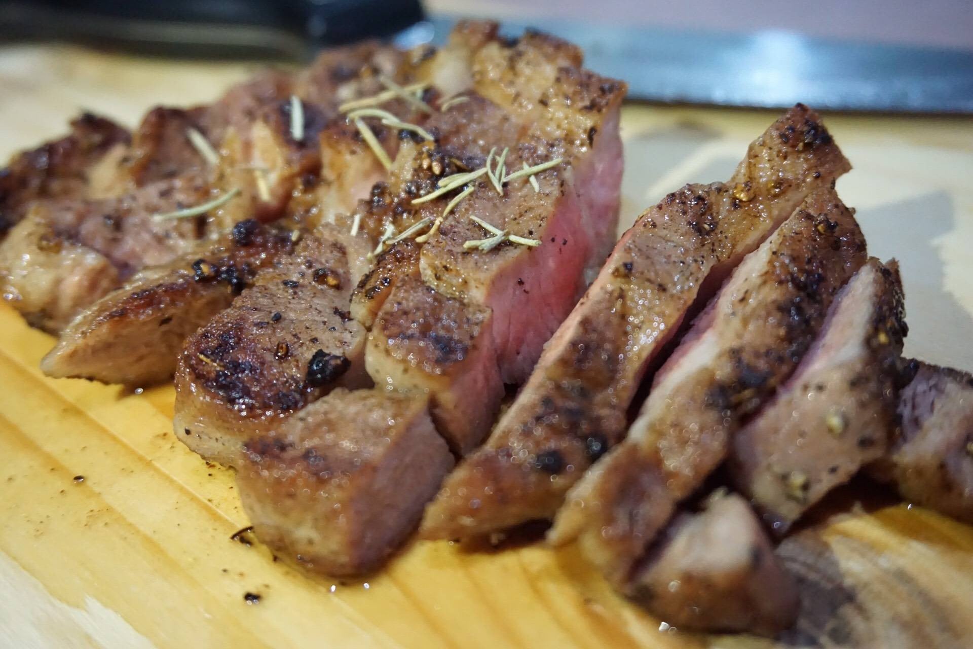 สันคอหมูย่างพริกไทยดำ