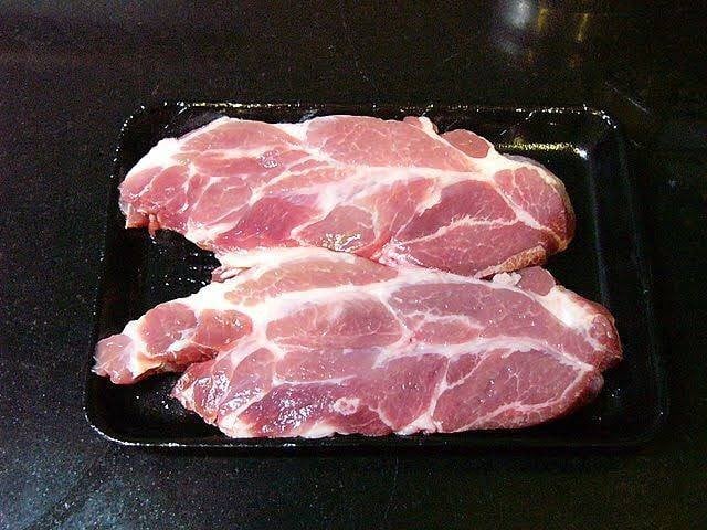 สันคอหมูย่างพริกไทยดำ