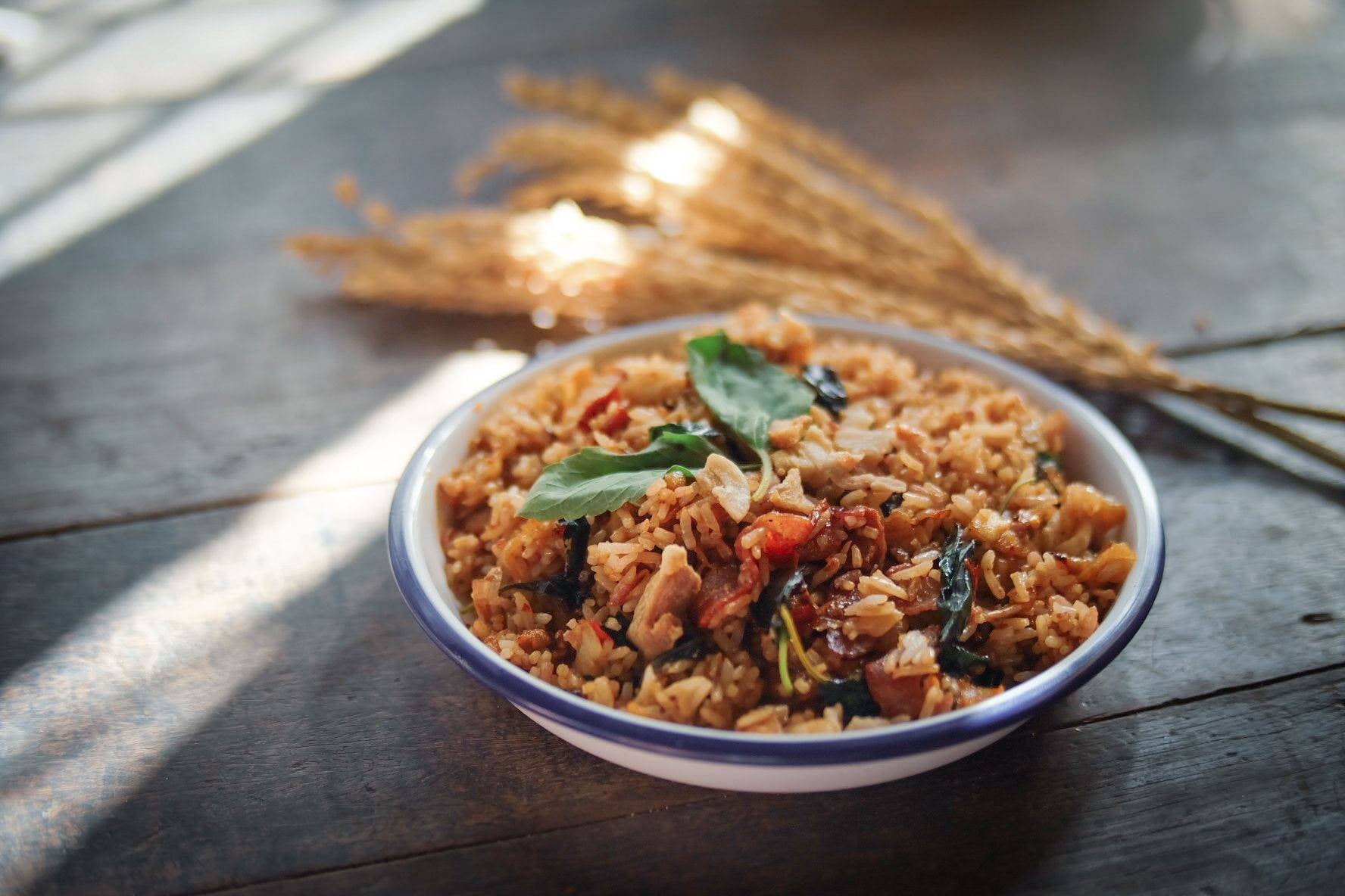 ข้าวผัดกระเพราคลุกเบคอน