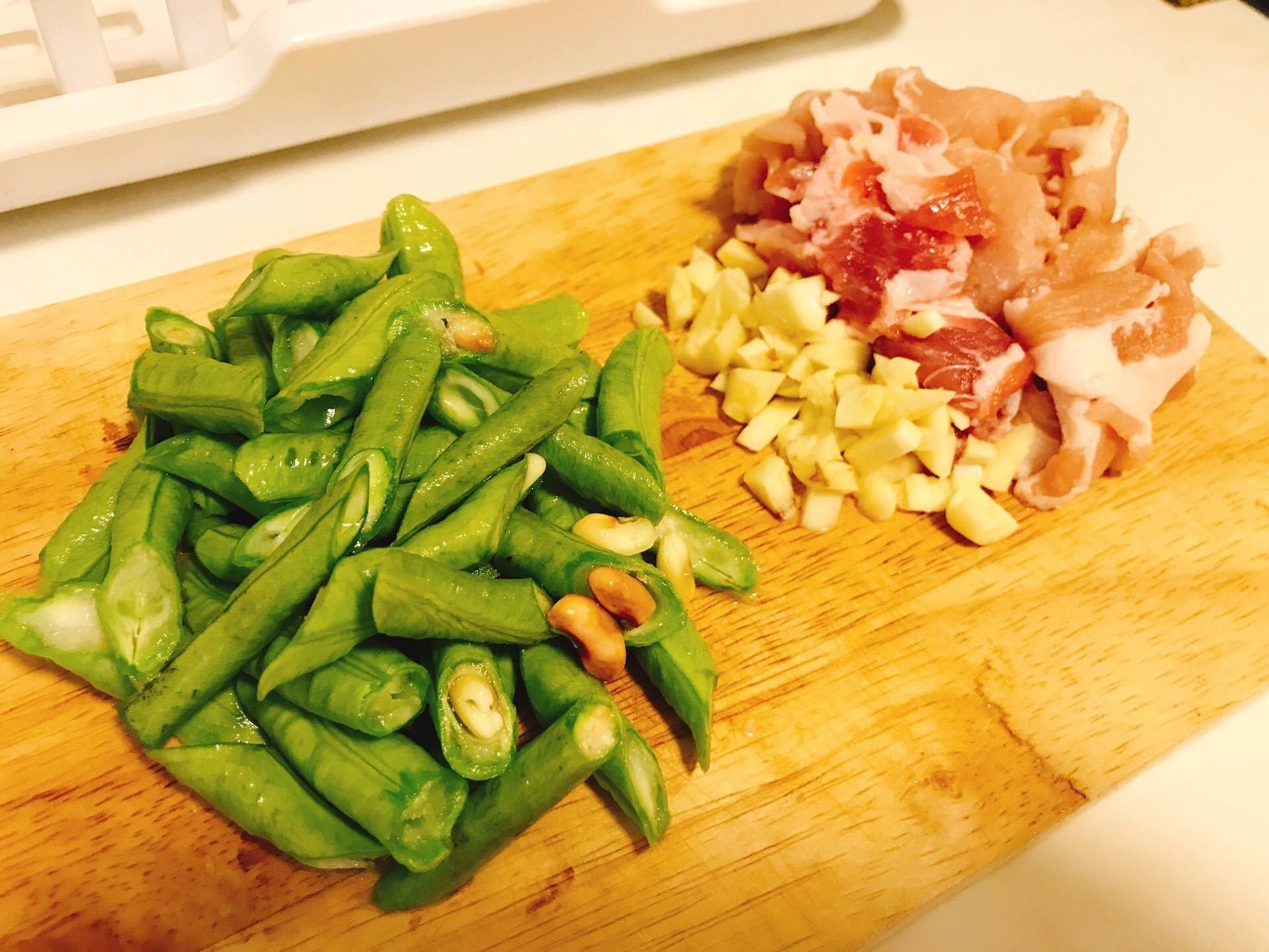 สันคอสไลด์ผัดพริกเผา