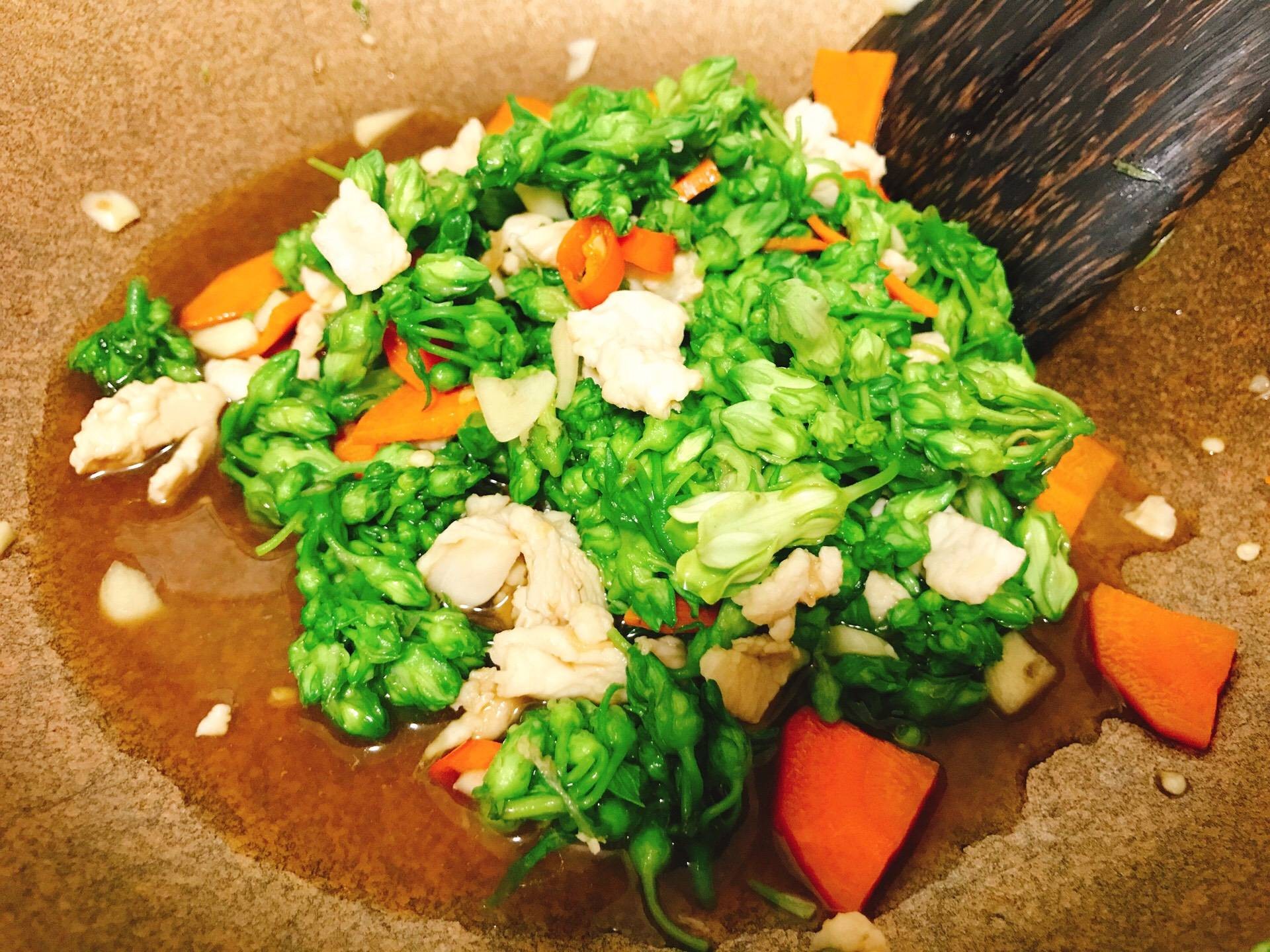ผัดดอกขจร(ดอกสลิด)อกไก่