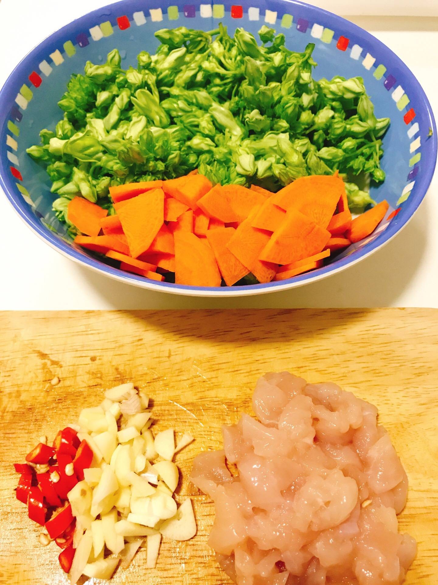 ผัดดอกขจร(ดอกสลิด)อกไก่