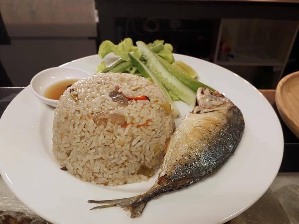 ข้าวผัดน้ำพริกปลาทู 