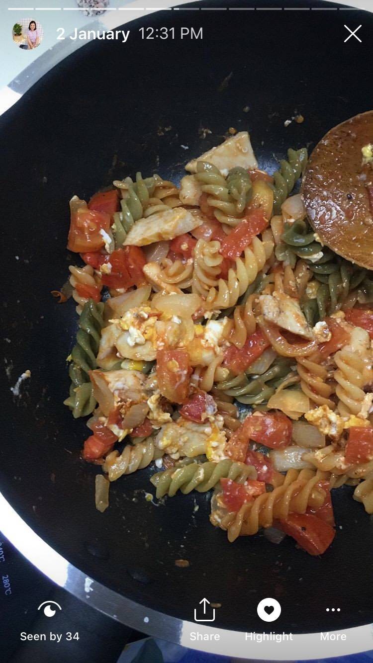 มักกะโรนีเกลียวผัดไก่