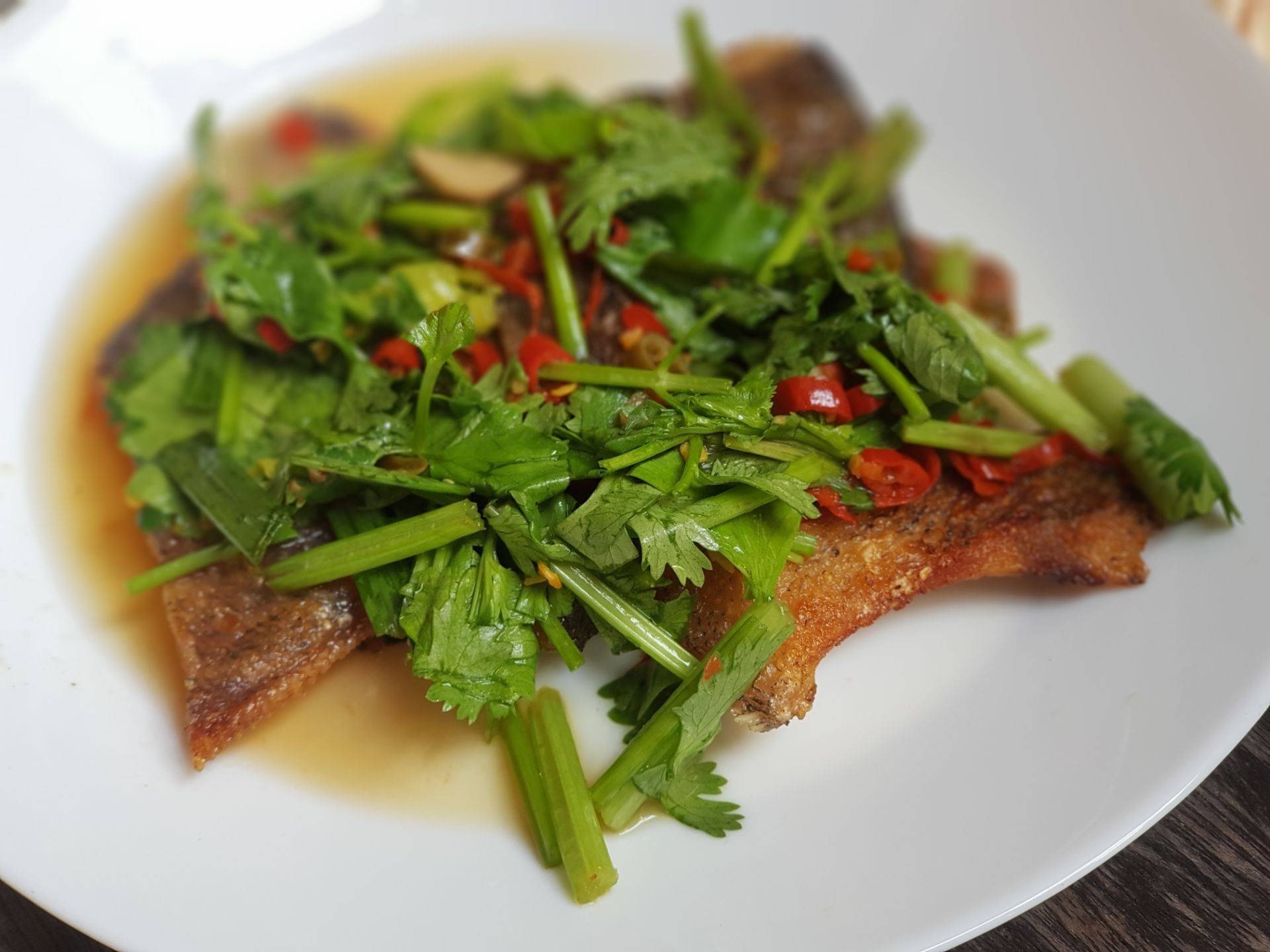 ยำปลาสลิดทอดกรอบ