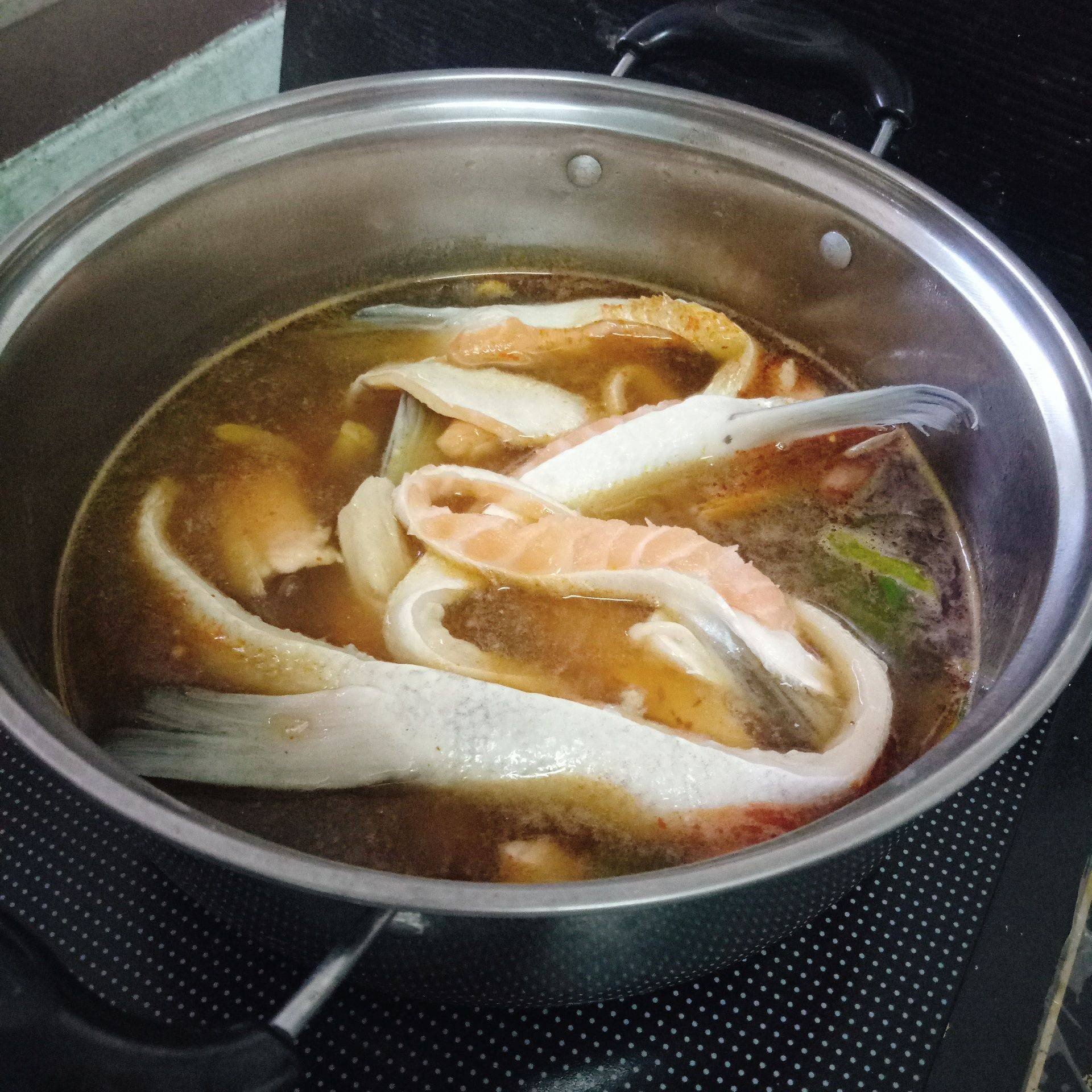 ต้มยำท้องปลาแซลม่อน