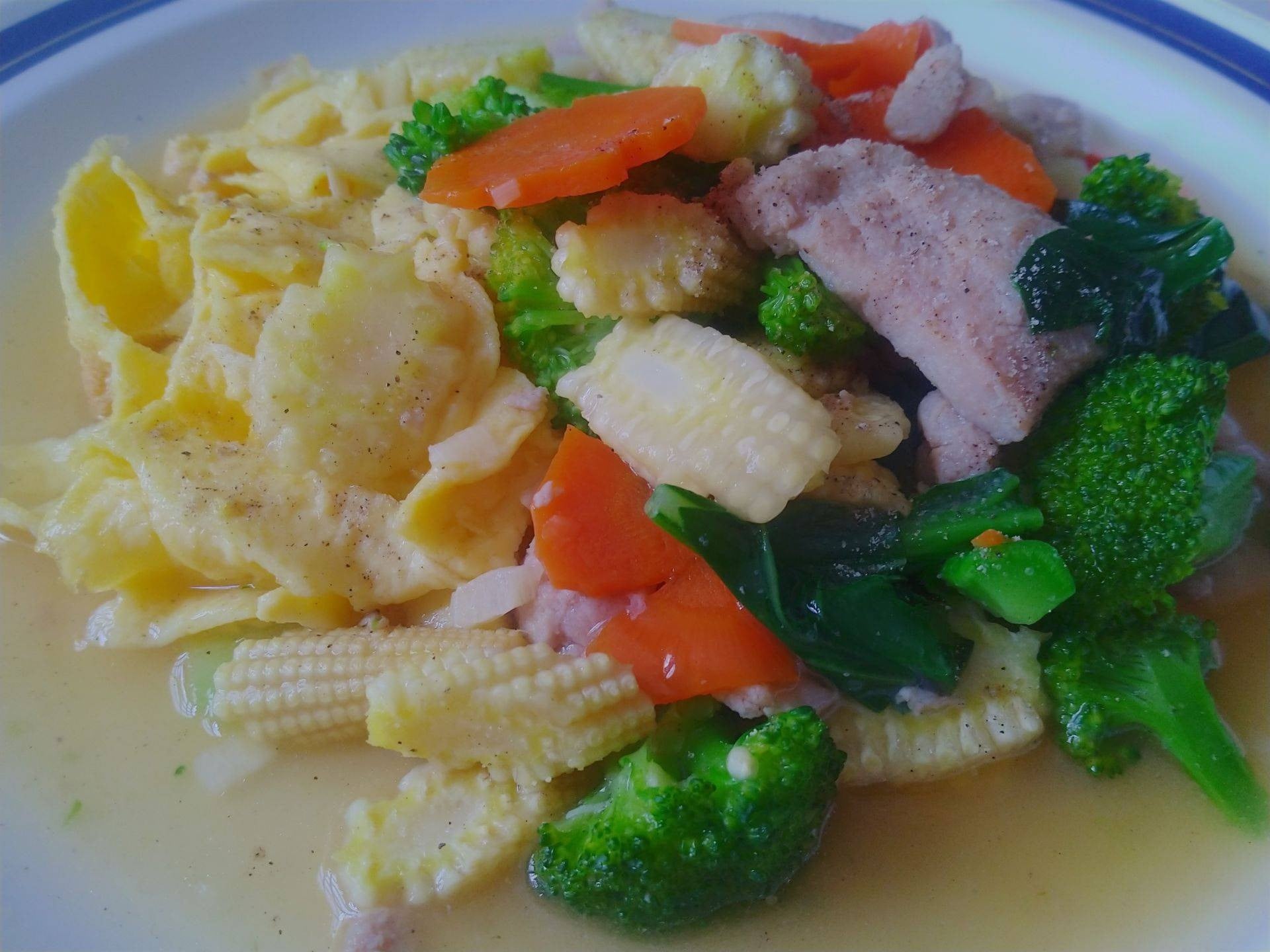 ราดหน้าหมูผักรวมเส้นไข่