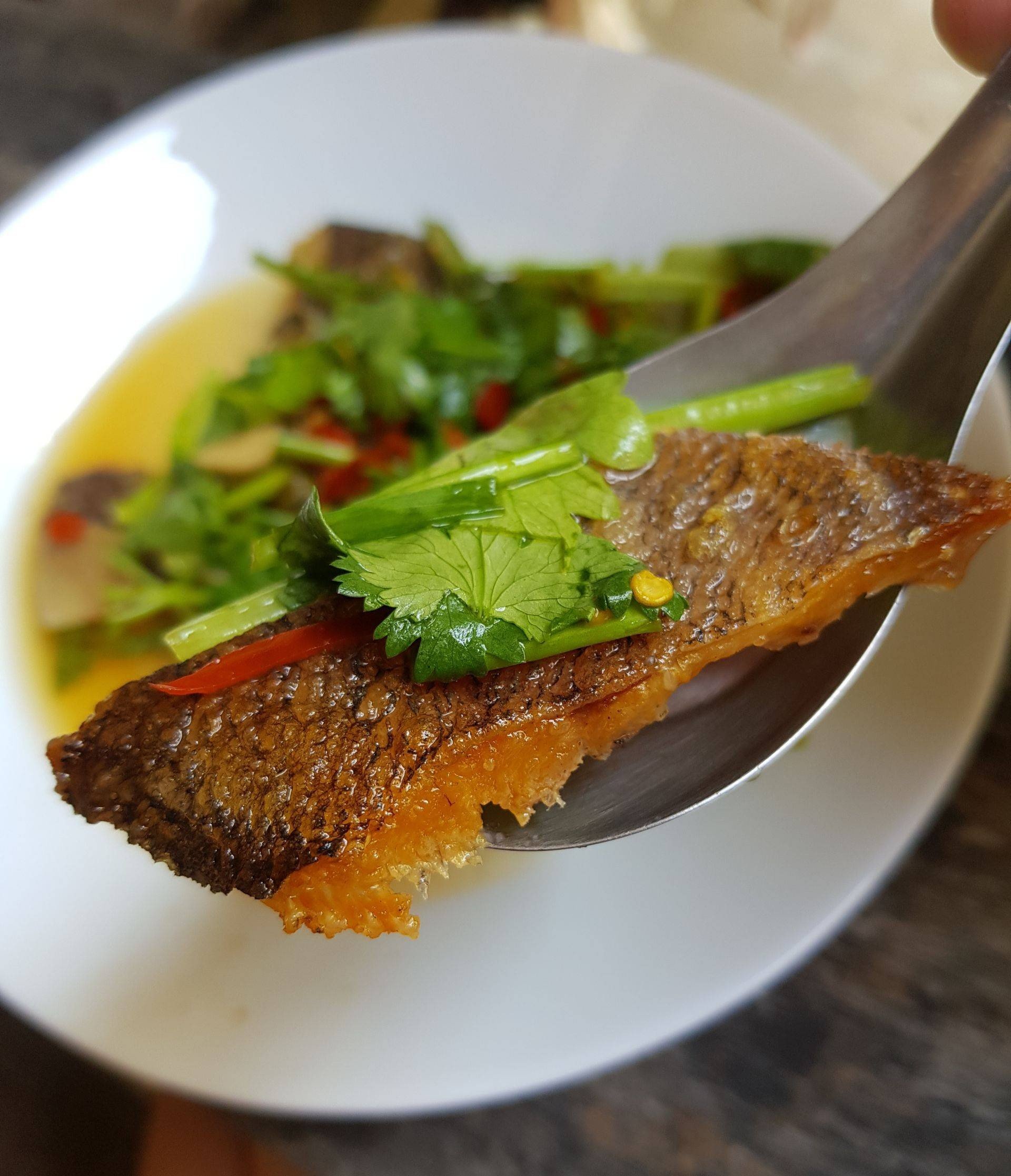 ยำปลาสลิดทอดกรอบ