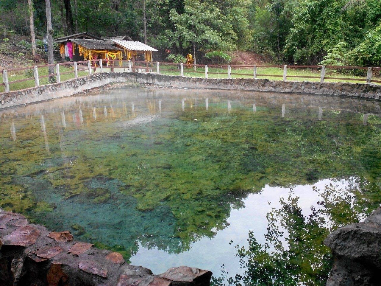 บ่อน้ำพุร้อนหนองหญ้าปล้อง