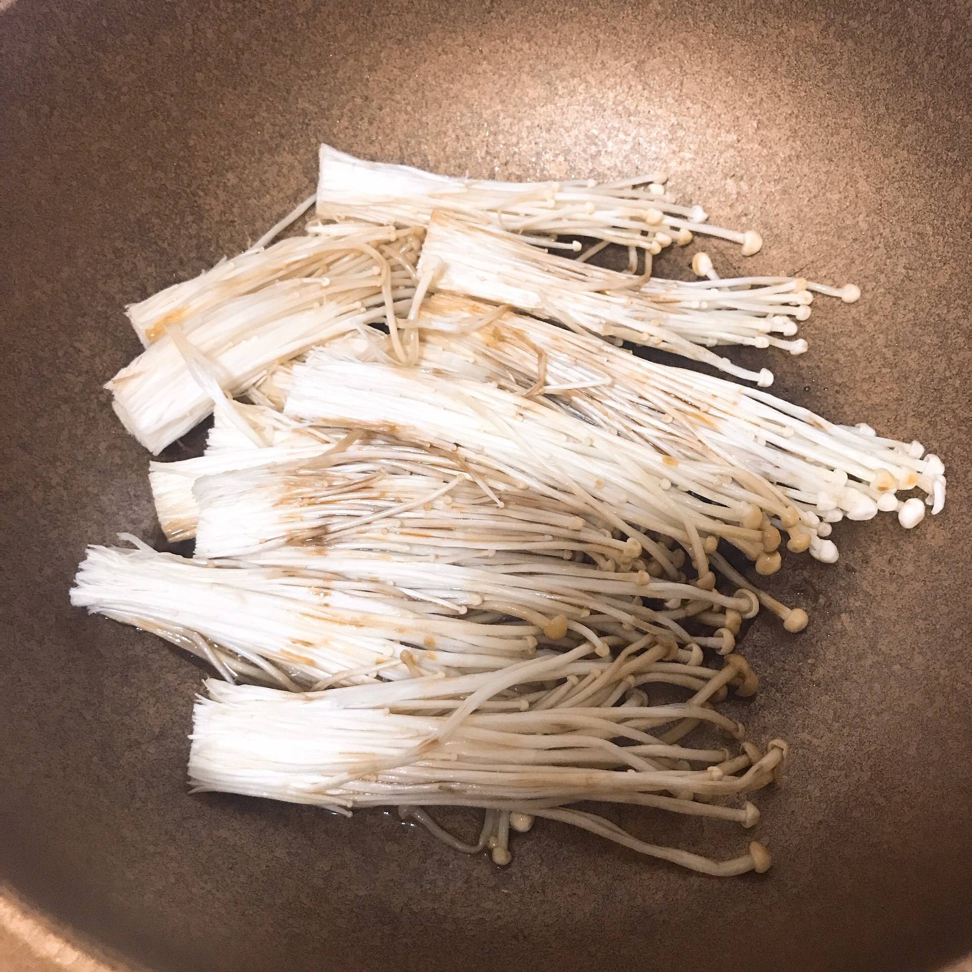 เห็ดเข็มทองผัดเนย