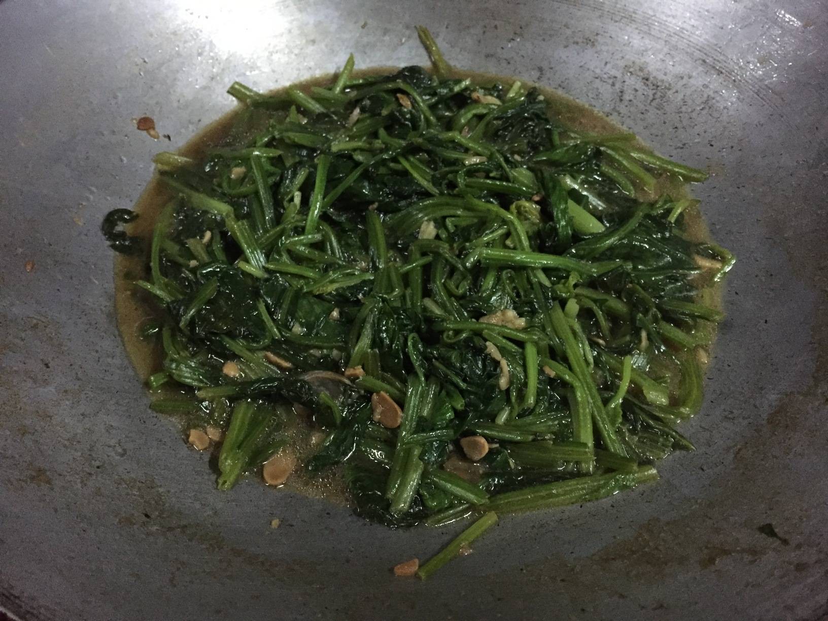 ปวยเล้งผัดกระเทียม