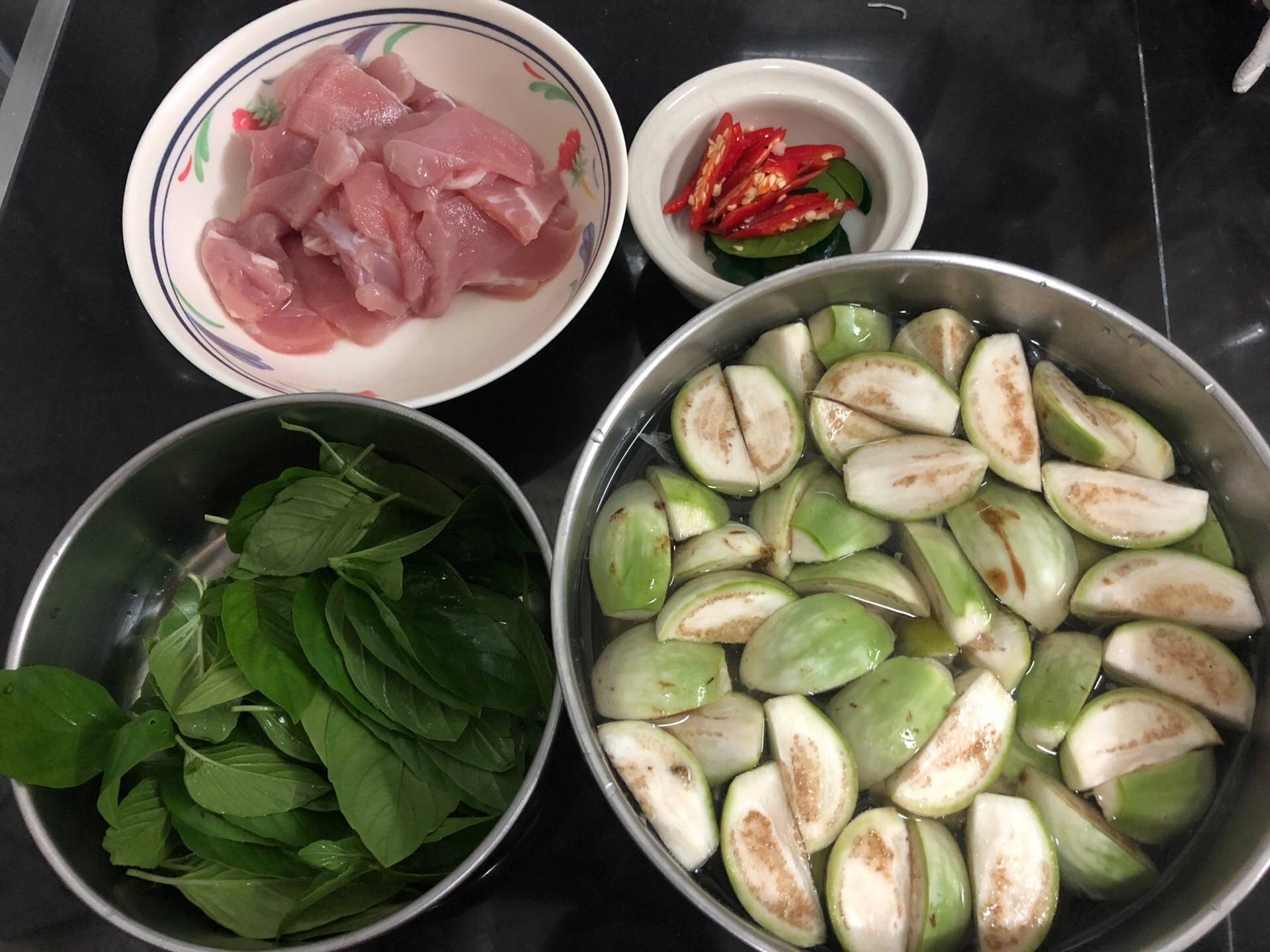 แกงเผ็ดหมูใส่มะเขือ