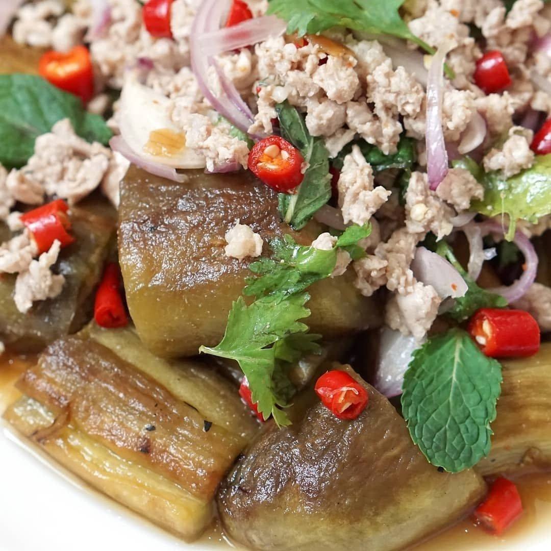 ยำมะเขือยาวหมูสับไข่ต้มยางมะตูม