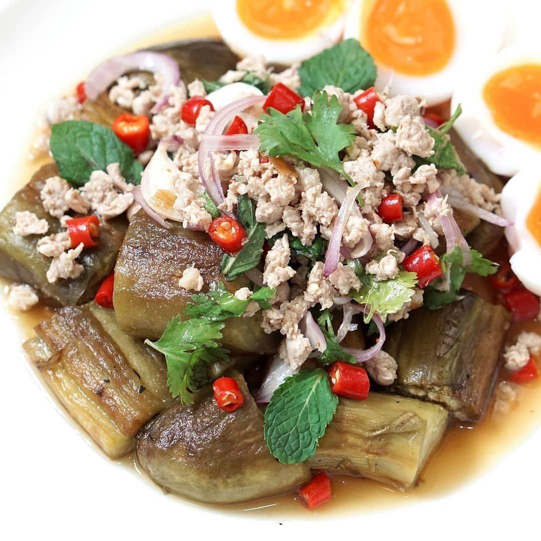 ยำมะเขือยาวหมูสับไข่ต้มยางมะตูม
