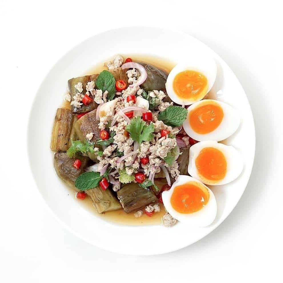 ยำมะเขือยาวหมูสับไข่ต้มยางมะตูม