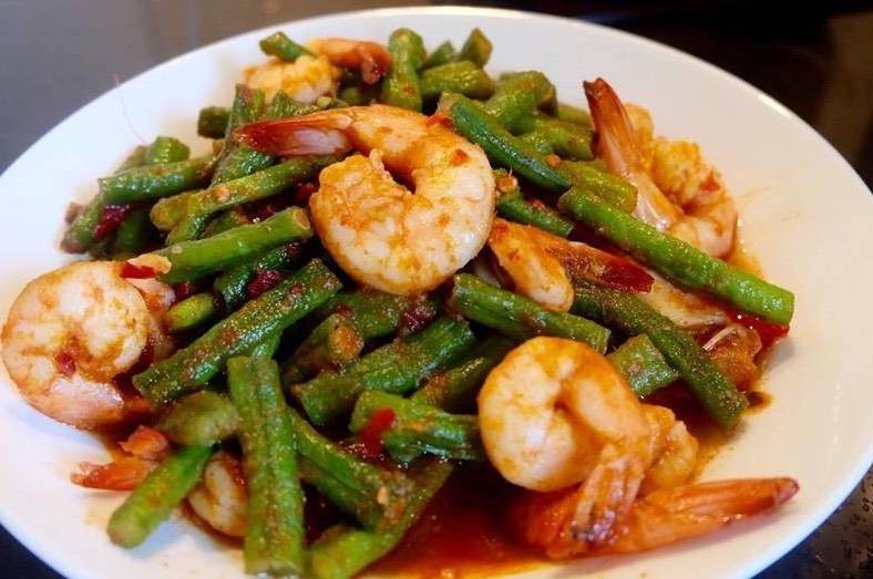 ผัดพริกแกงกุ้งสด