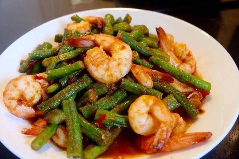 ผัดพริกแกงกุ้งสด