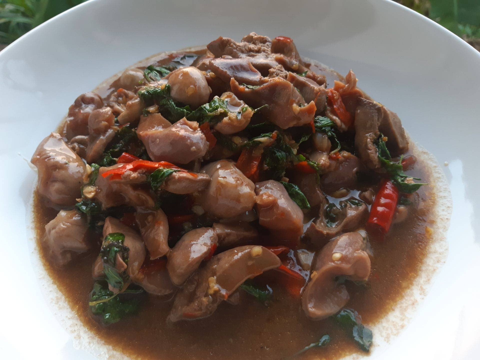 กระเพราเครื่องในไก่