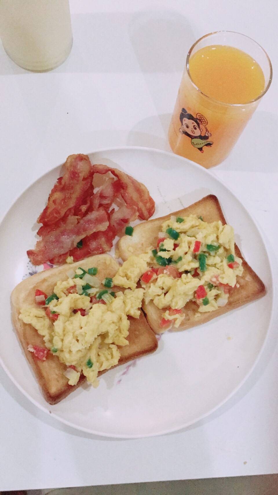 ขนมปังไข่คนเบคอน