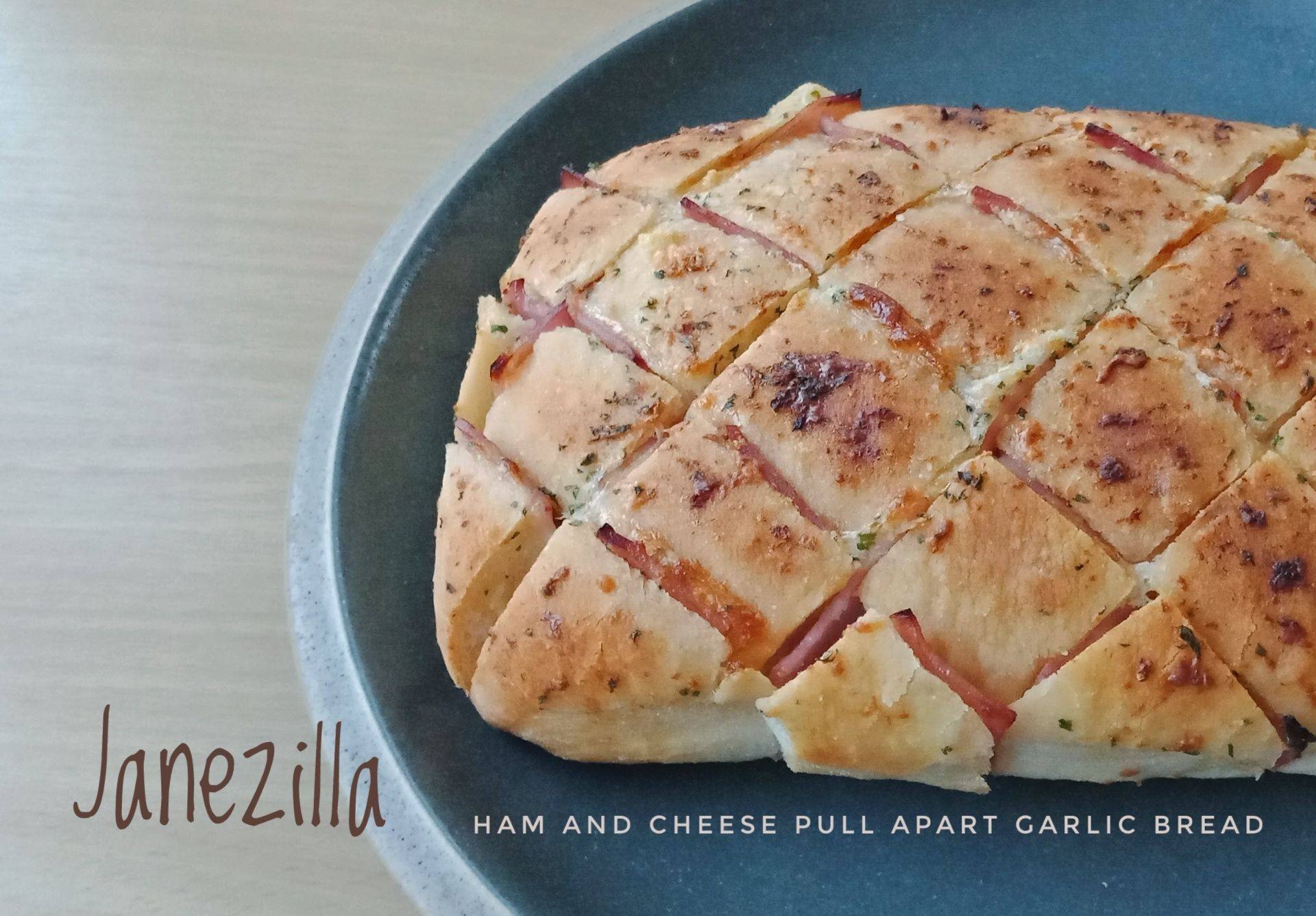 Ciabatta: ขนมปังกระเทียมแฮมชีส Easy Ham&Cheese Pull Apart Garlic Bread