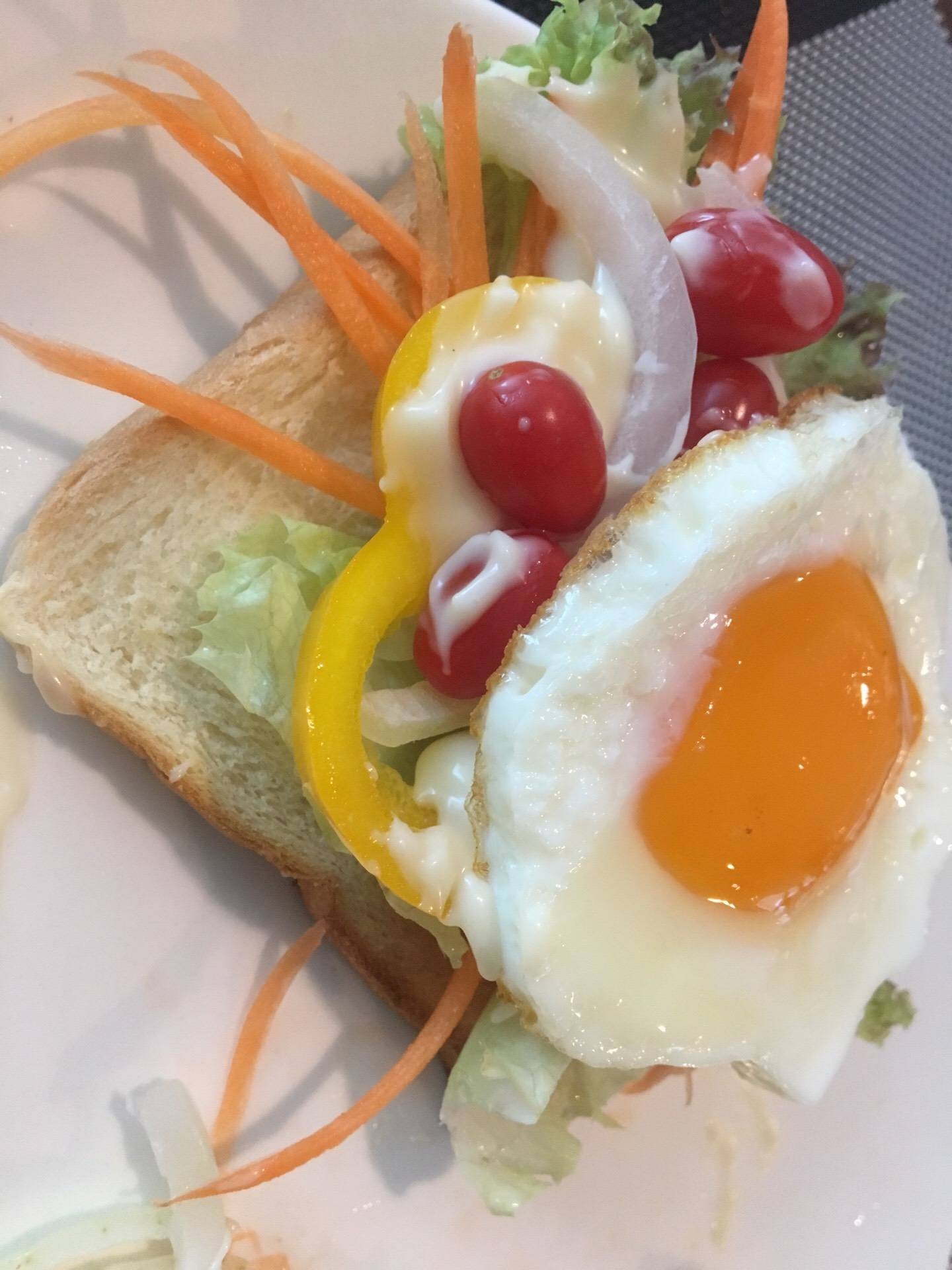 ขนมปังสลัดผัก ไข่ดาว