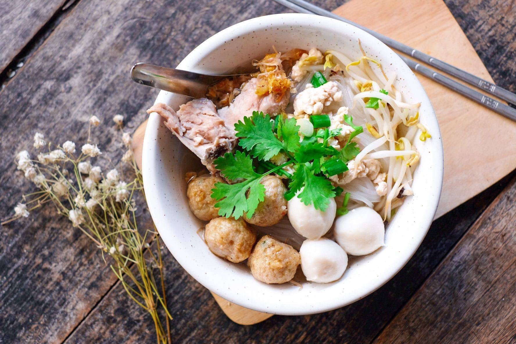 ก๋วยเตี๋ยวลูกชิ้นน้ำใส